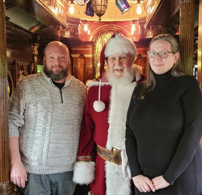 LynnSeats's tweet photo. My husband and I took a ride on Santa’s Polar Bear Express train ride today, we saw the big man himself, Santa Claus and the Grinch. I still believe in the magic of Christmas, Santa and the whole thing! https://t.co/OudliMJsGk