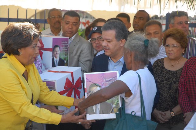 AngelyMorenoRD's tweet photo. 27 años después 
El mismo Leonel 
Las mismas cajas 
Y el cree que es el mismo pueblo https://t.co/9O74xnWWkK