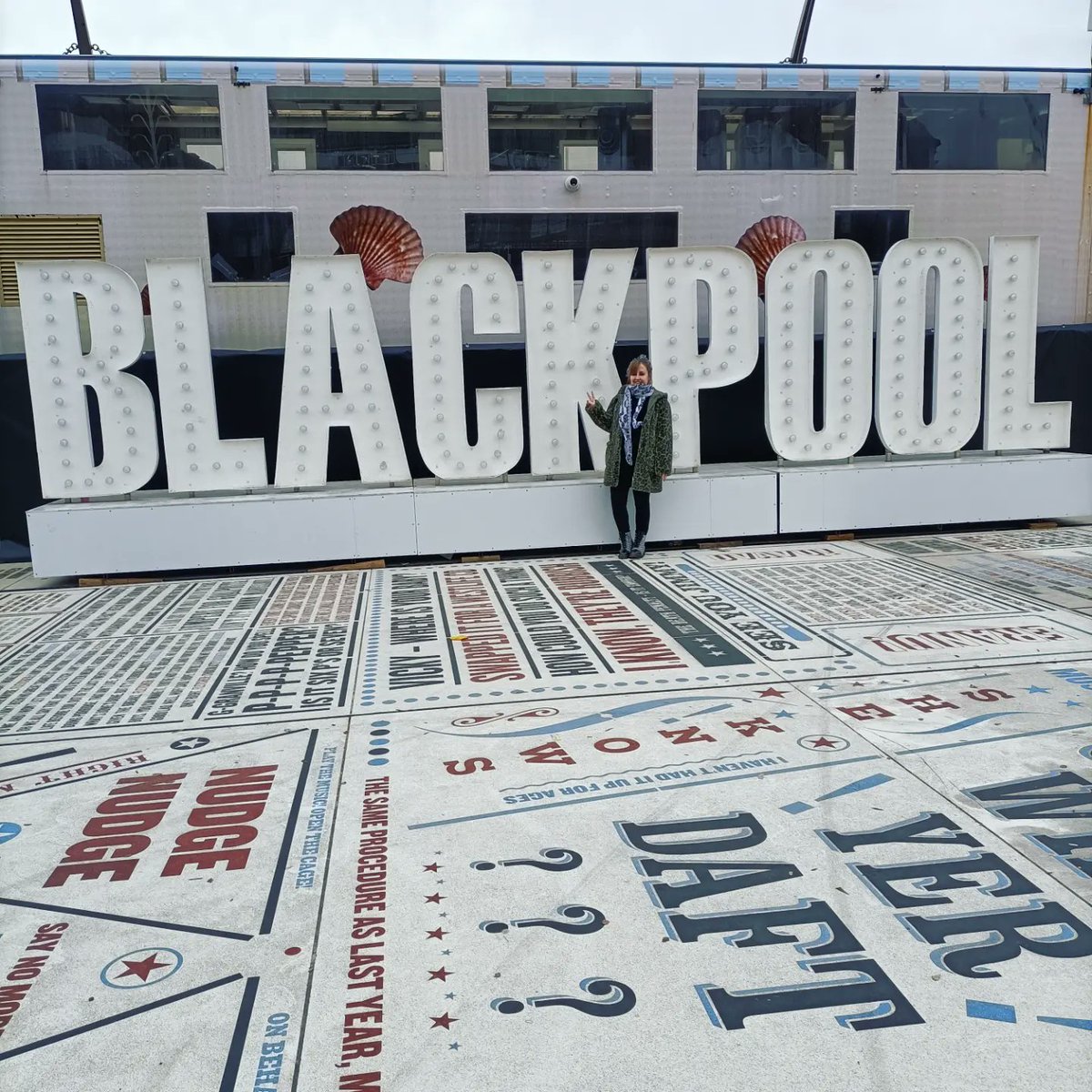 Panzyy's tweet photo. 🎉🎁🥂 Ages ago now, but birthday weekend was on point! 🥂🎁🎉 #birthdayweekend #peakyblindersnight #blackpool #horseracing https://t.co/zXjhA9cNuQ