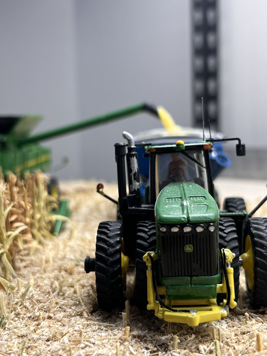 Here is for all my farmers and farm toy collectors and enthusiasts out there, this is a replica display of <a href="/BHobelmann/">Brad Hobelmann</a>‘s S780 John Deere Combine unloading on the go onto his 9430 John Deere pulling his 1521 Kinze Grain Cart. The whole project took about 40 hours.