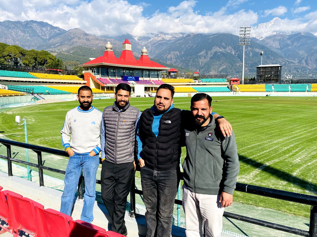 GoguSharma's tweet photo. Brotherhood 💟🫂
#latepost📷 #brotherhood #collegefriends #universityfriends #friendsforever #studentleaders #hpnsui #hpu #pu #sopu #congress #hotelpongview #hpca #aghanjarmahadev #dharmahsala #memories #HimachalPradesh https://t.co/CcaWiCIGyJ