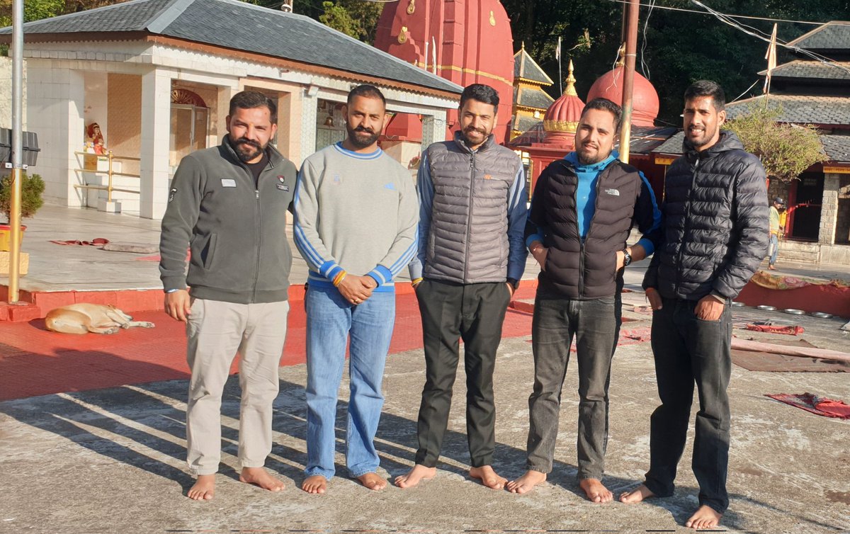 GoguSharma's tweet photo. Brotherhood 💟🫂
#latepost📷 #brotherhood #collegefriends #universityfriends #friendsforever #studentleaders #hpnsui #hpu #pu #sopu #congress #hotelpongview #hpca #aghanjarmahadev #dharmahsala #memories #HimachalPradesh https://t.co/CcaWiCIGyJ