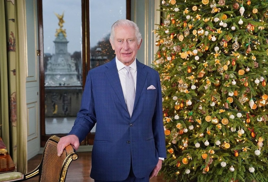 🌲 La première image du discours de #Noël 2023 du roi #CharlesIII qui sera diffusé le 25 décembre sur la BBC.

🎅 Il a été enregistré le 7 décembre dernier dans le salon du #palaisdeBuckingham qui ouvre sur le célèbre balcon. Le sapin de Noël a été replanté depuis.