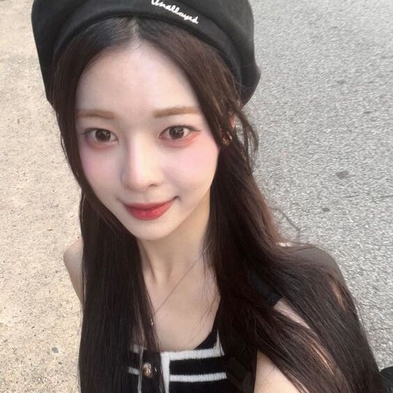 tripleStp's tweet photo. Dahyun- S10 as midnight charcoal toilet paper 🐈‍⬛

#tripleS #트리플에스 #トリプルS #EVOLution #에볼루션 #wav #웨이브 https://t.co/VY7hi6W8Bd