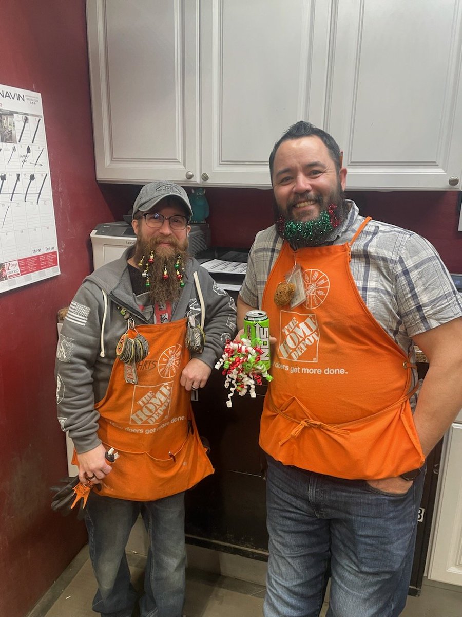 Feeling festive in receiving!  <a href="/akm3831/">Amanda</a> <a href="/KimGoldhardt187/">Kim Goldhardt</a> <a href="/kelly_broyles/">Kelly Broyles</a> <a href="/EricHarperTHD/">Eric S. Harper</a> #beardiful #glitterbeard