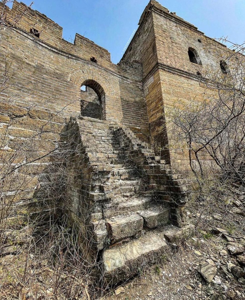 historyinmemes's tweet image. The Great Wall of China is an awe-inspiring testament to ancient engineering prowess. Constructed over numerous centuries, this massive structure spans over 13,000 miles and showcases the ingenuity of various Chinese dynasties, with the most renowned segments built during the…