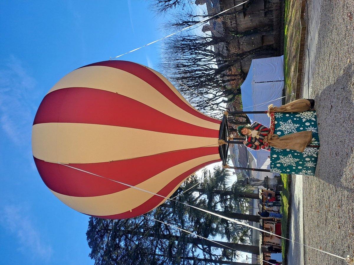 _LostGir07_'s tweet photo. I was Santa elf in a hot airbaloon today eheh✨️ https://t.co/Dvrh3DEzlF