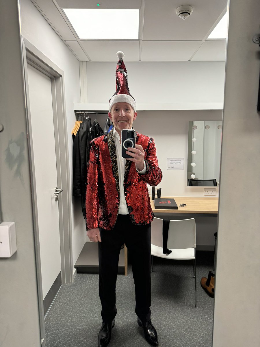 Dougie Scarfe (@dougiescarfe) on Twitter photo Made it through the final <a href="/BSOrchestra/">Bournemouth Symphony Orchestra</a> presenting duties of 2023 💙🖤❤️
Bravo to my amazing Orchestra and Chorus Made it through the final <a href="/BSOrchestra/">Bournemouth Symphony Orchestra</a> presenting duties of 2023 💙🖤❤️
Bravo to my amazing Orchestra and Chorus