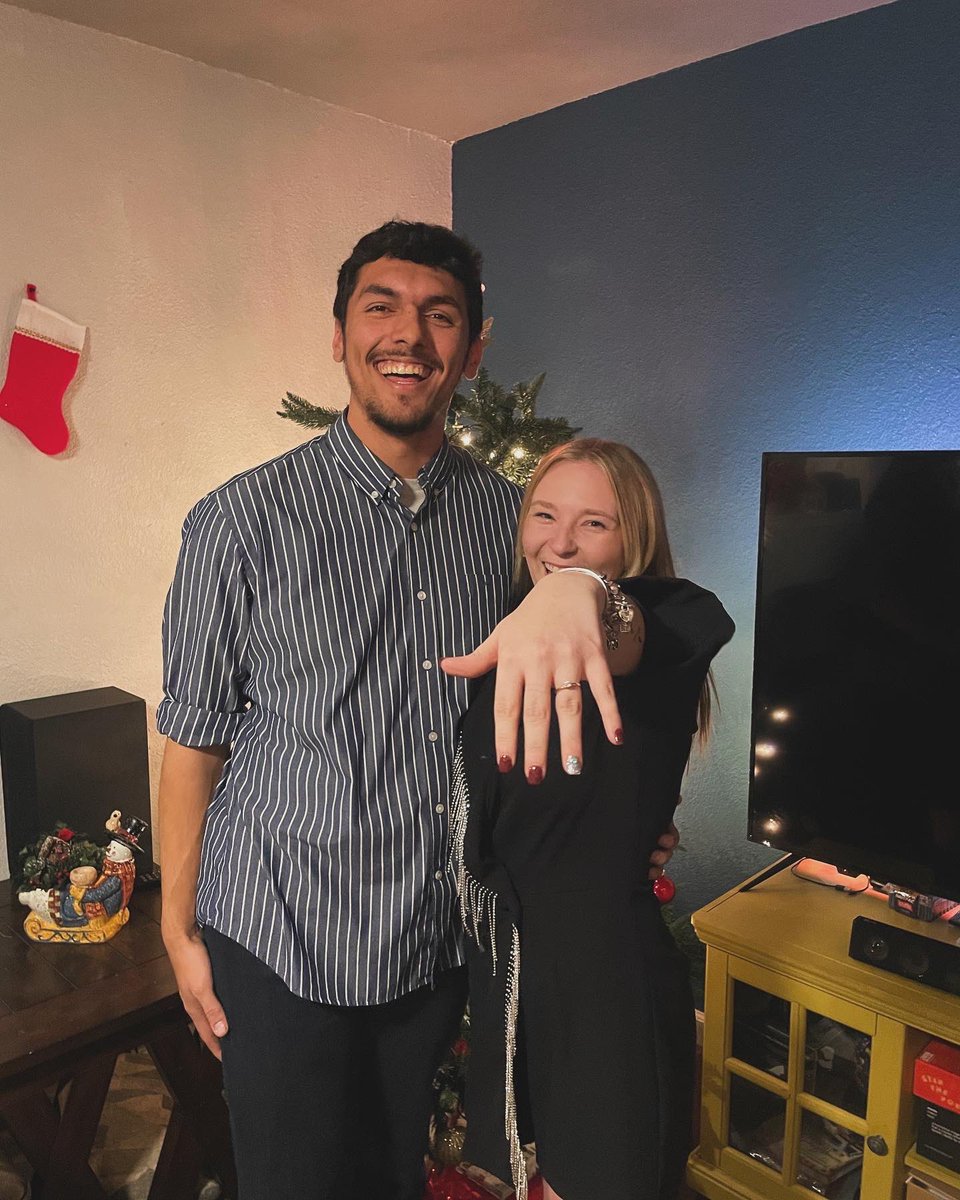 MadisonEarnhea1's tweet photo. Navarro has a nice ring💍 to it❤️
#engaged #christmas2023 #bestchristmaspresentever #weregettingmarried #weddingbells https://t.co/iETRlPCPZ9