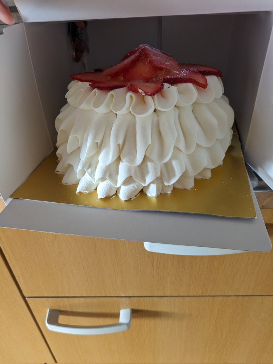 elpiscat_leon's tweet photo. あれ…我が家は今年高島屋のケーキだったような？
不安になって届いてた冷凍ケーキ確認したら今話題のケーキでした
我が家は無事に届きましたが、事故に逢われた方は折角のクリスマスが台無しに(´・ω・`) https://t.co/tYhyveDATZ