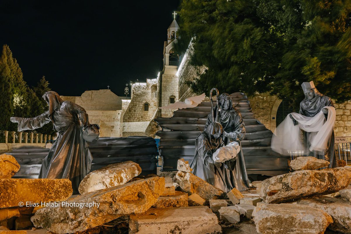 A 🧵: This is what Manger Square looks like in Bethlehem in the West Bank this year. In place of the city's usual Christmas tree & traditional Nativity display, the city's Christians have canceled Christmas in mourning & solidarity with Gaza. Explanation from the artist below 👇