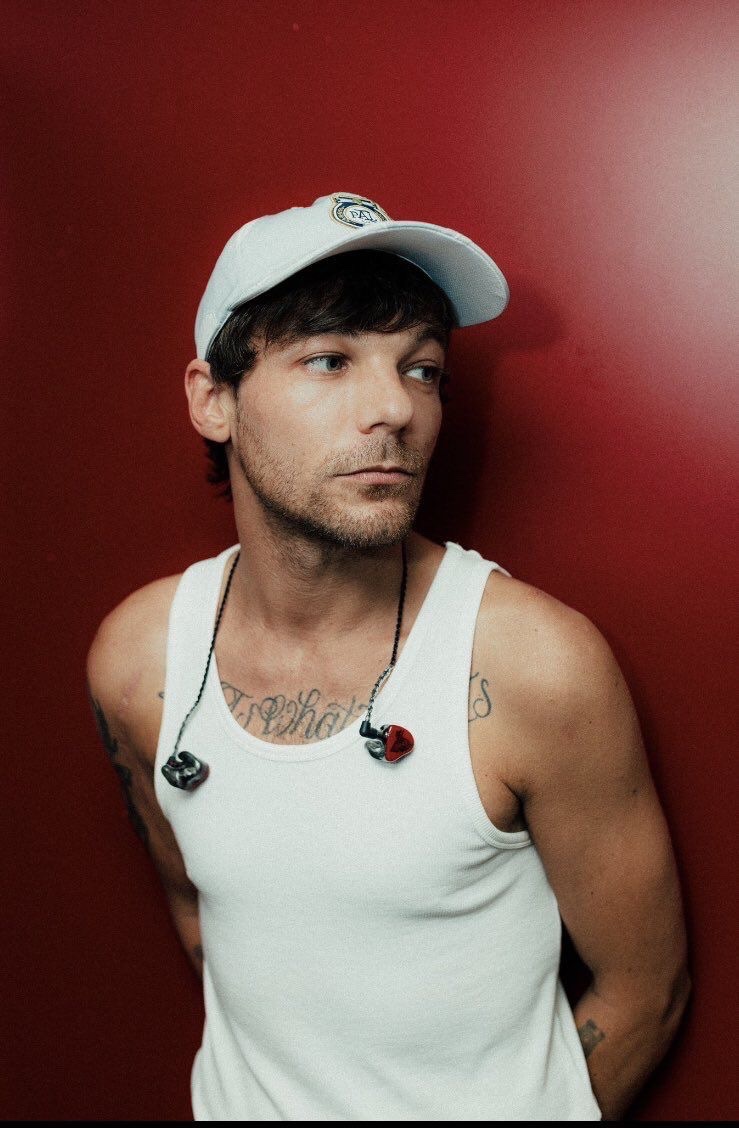 tracklist's tweet photo. O cantor e compositor Louis Tomlinson está completando 32 anos hoje. 🎂

Qual sua música favorita do artista? https://t.co/L74yGMKlP6