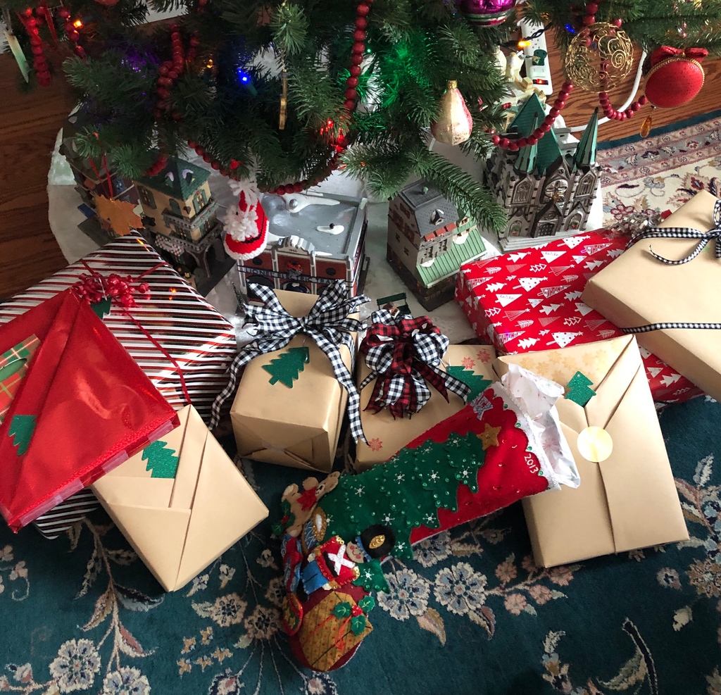 bonicellicooks's tweet photo. For the first time in ages, I managed to get ahead of my wrapping. It's amazing to enjoy presents under the tree. Also, I explored YouTube's plethora of origami-wrapping videos. Slippery slope - but really fun! #GiftWrapping, #OrigamiArt, #CreativeWrapping https://t.co/eV5XjwvwKe