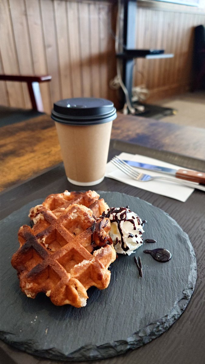 kaengard's tweet photo. 朝から滑る気なし男のモーニング🤣
ゲレンデでモーニングする時が来ると思ってなかった☕(笑)
ワッフル甘くて香ばしくてサクサクでドリップコーヒーとのバランス最高👍
#鷲ヶ岳 #レストランアイガー #MAGICCAFE https://t.co/30FUkctx3u