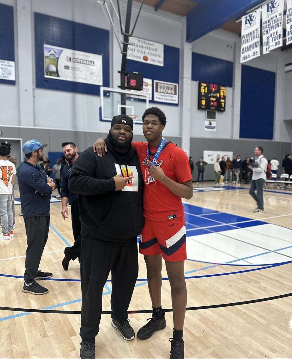Many thoughts and prayers go out to Dre Davis and his family as his Father passed away earlier this week.  Durell was a huge supporter of Dre and the Panthers and will be greatly missed by everyone who knew him. 
RIP Durell 🙏🏼 the San Joaquin Memorial Family loves you forever