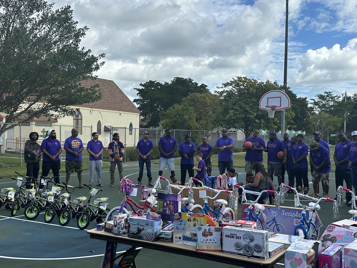 We are grateful for the partnership! Thank you to the Zeta Nu Nu Chapter of Omega Psi Phi Fraternity for blessing some of our students with Christmas gifts 🎄#kindness#panthers#yourbestchoicemdcps @alexsantoyo75 @MDCPSNorth @docstevegallon