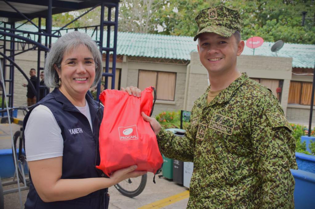 FNC_ArmadaCol's tweet photo. #CorreoDeLaGratitud 🇨🇴Gracias a la articulación de capacidades entre la @ArmadaColombia, los Oficiales Profesionales de la @RESERVANAVAL #Barranquilla, la Acción Social Naval de #Corozal y @GrupoProcaps, el personal de Brigada de Infantería de Marina No.1 recibieron kits para la salud con vitaminas, medicamentos y una carta de gratitud y admiración por parte de los colombianos por su labor realizada protegiendo el azul de la bandera 🇨🇴

#ProtegemosElAzulDeLaBandera