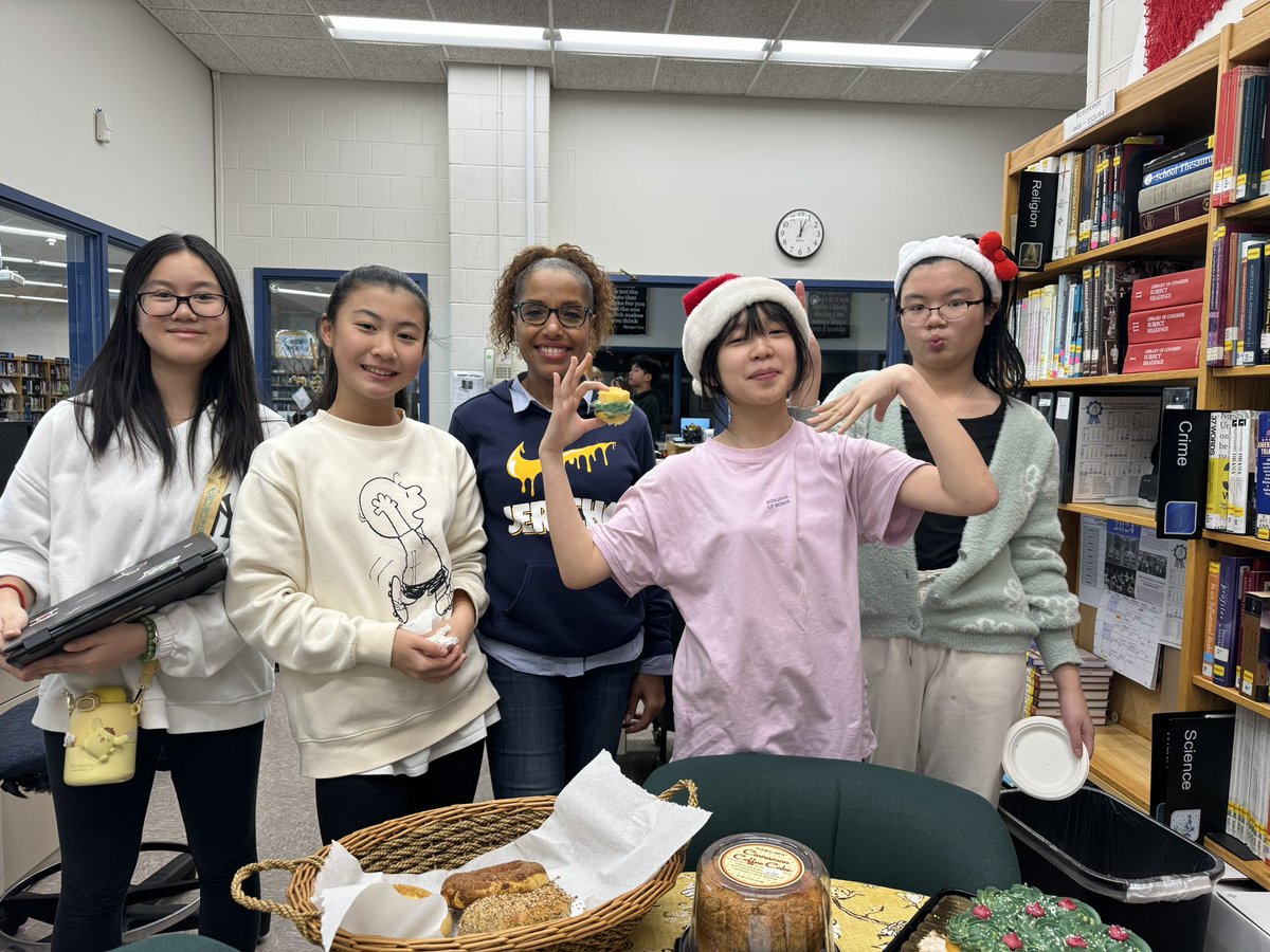 msmignone's tweet photo. Junior librarians demonstrate the proper way to eat a cupcake! 🤯 🧁 @JerichoMS #jerichoms #jmslibrary https://t.co/eGSMnWa7Ns