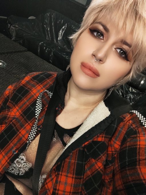 Even all my makeup can't hide the fact that I'm tired as hell. 2023 was so draining https://t.co/s5G