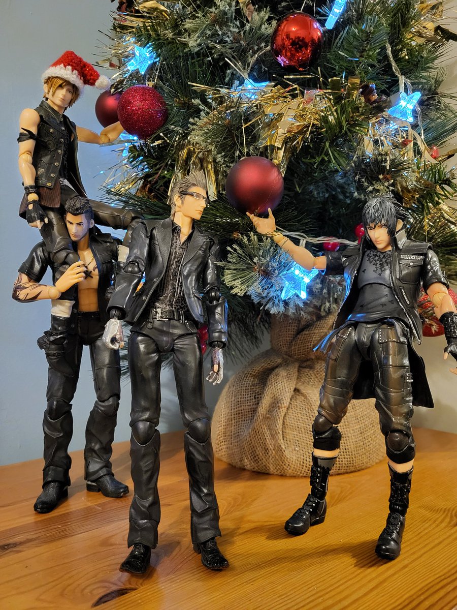ClairCoult's tweet photo. Happy holidays from me and the bootleg bros!

#FFXV #FF15 #FINALFANTASYXV #Noctis #Ignis #Gladio #Prompto #HappyHolidays2023 https://t.co/u5MX74EFOf