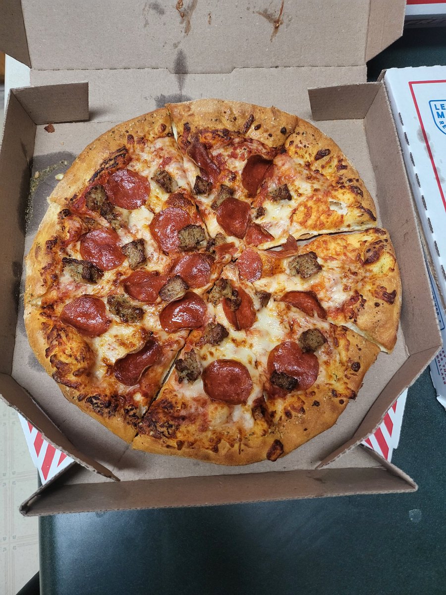DeeJay_Demand's tweet photo. .@dominos your Clemmons, NC franchise delivered the wrong pizza. Call center is no help, will only transfer call to the store and then the store hangs up without answering. How does pepperoni pizza only get made as pepperoni and sausage, boxed and delivered with no one noticing. https://t.co/BdGnZMmq6r