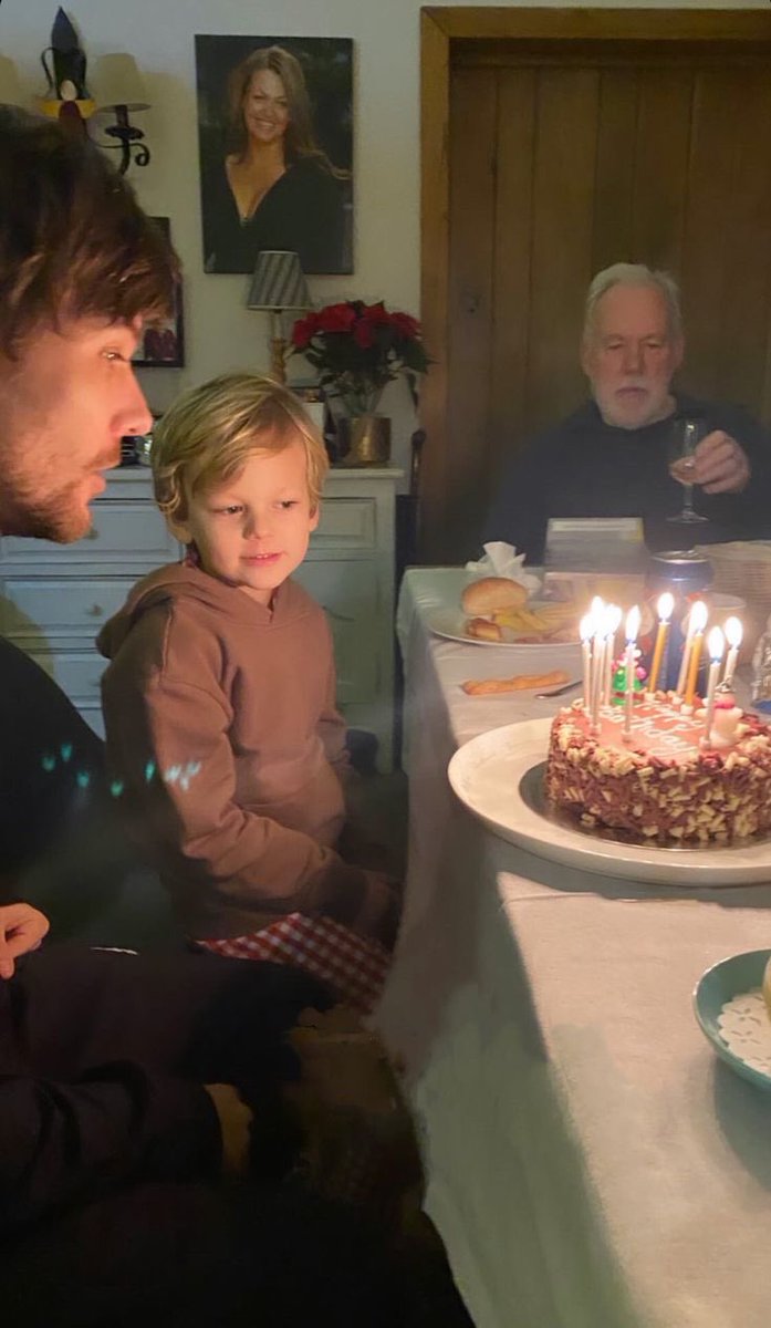 _leanabrl's tweet image. Happy birthday to the man who saved a lot of us !! Happy birthday Louis we’re proud of you!💙🎂
#HappyBirthdayLouis #LouisTomlinson #louistomlinsonbirthday