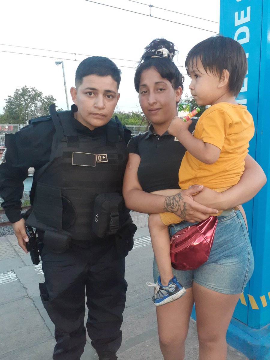 WaltDisckman's tweet photo. Abril bajó del tren en Burzaco a las 20 hs, mientras el tren arrancaba, Taian, su hijo de dos añitos, se le soltó y corrió a tocar el tren, por desgracia cayó debajo del tren q empezaba a moverse, la oficial de la policía provincial Sotelo Sofía Gisele se arrojó.... https://t.co/zoXki7WocA