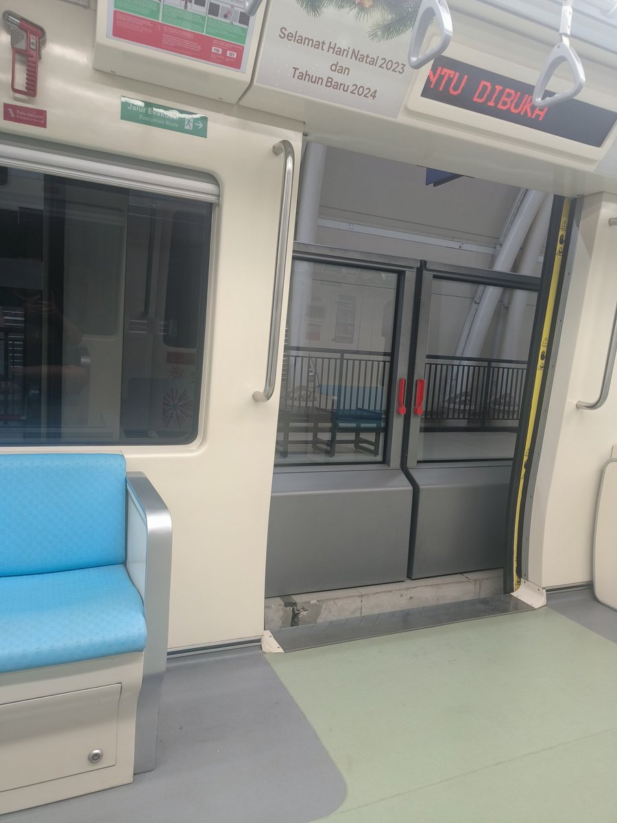 alanarimurti's tweet photo. Akhirnya ngalamin error LRT... Pintu kereta terbuka... Pintu peron tertutup.... https://t.co/e5W2IAk0mp