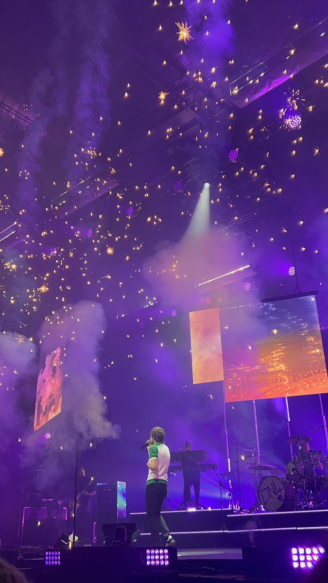 sweetcreaturebk's tweet photo. ♡las luces siempre fueron para vos ♡ https://t.co/fNBLMKat9o
