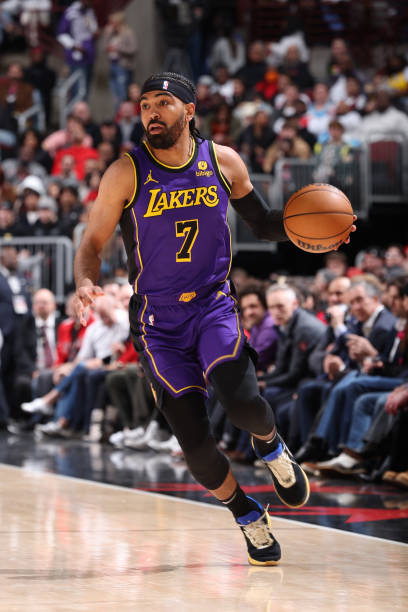 LAJUMP_'s tweet photo. Gabe Vincent está considerando fortemente uma cirurgia no joelho esquerdo, podendo ficar de fora de 6 a 8 semanas. Vincent fez reabilitação por quase 2 meses para retornar, mas o inchaço voltou e o procedimento agora é uma probabilidade real.

via @ShamsCharania https://t.co/86zwGK6Qks
