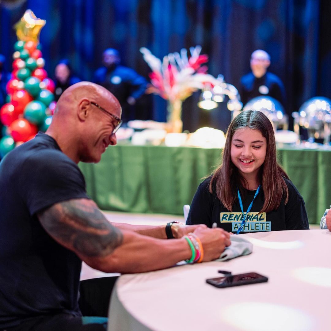 This is Jaelle Bornman from @makeawish. She’s 12, she’s awesome and here we are singing “You’re Welcome” from Moana 🎶 🌊 🪝 Jaelle’s wish was to meet me. And I was super lucky to meet her! Part of her wish was to sing a song from MOANA with me - and she chose non other…