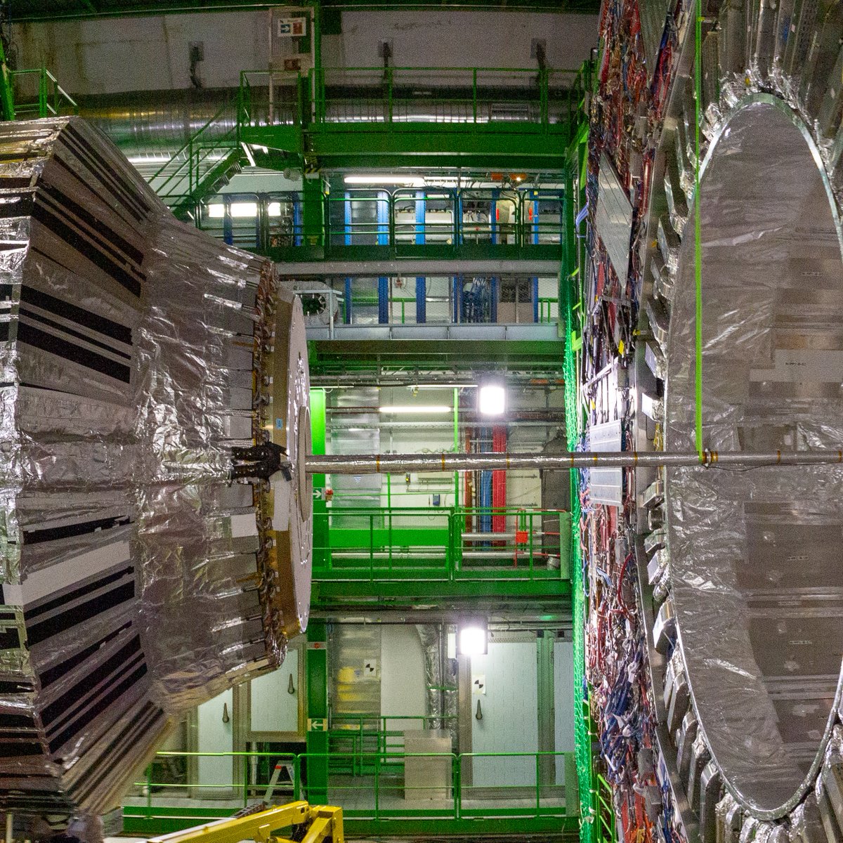 CMSExperiment's tweet image. The CMS detector is vast, but that long, silver pipe running along its centre? That is the beampipe: it is where beams of protons or heavy-ions pass through as they travel around the #LHC !

#Physics #CMSExperiment