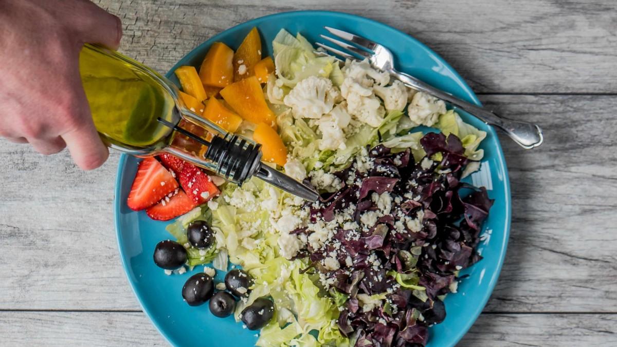 Para que queden perfectas en tu cena de Navidad: Este es el orden correcto para aliñar las ensaladas meganoticias.cl/calidad-de-vid…