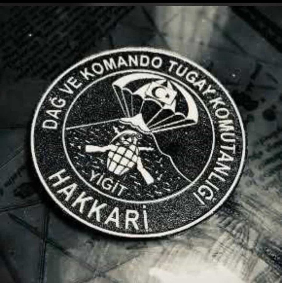 Durukan_93's tweet photo. Ayakta durmakta zorlanan evler, bu vatanı ayakta tutuyor.  #HakkariDağKomando 🇹🇷 https://t.co/kSnLkMTqhj