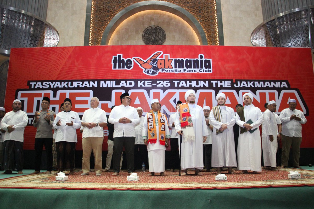 DikySoemarno's tweet photo. Tadi malam di Masjid Istiqlal Jakarta. Tabligh Akbar dan Maulid Nabi dalam rangka Milad the Jakmania ke-26. 

Semoga membawa keberkahan untuk the Jakmania, Persija Jakarta, kota Jakarta dan Indonesia.

Jaya Raya Persija Selamanya 🙏🧡👆 https://t.co/lhOirIPNot