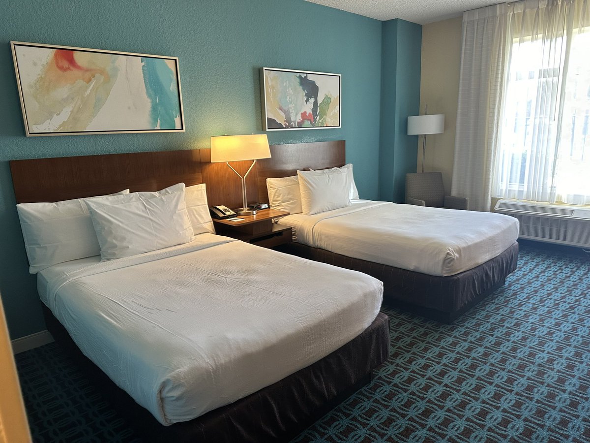 ChrisGriggs9's tweet photo. Suites for 2-3-4 Athletes comes with 

-High Speed Internet 
-Smart Flat Screen TV w/Cable ( 3-4 Athlete suites have 2) 
-Mini Fridge &amp; Microwave https://t.co/rFZsyxphDY