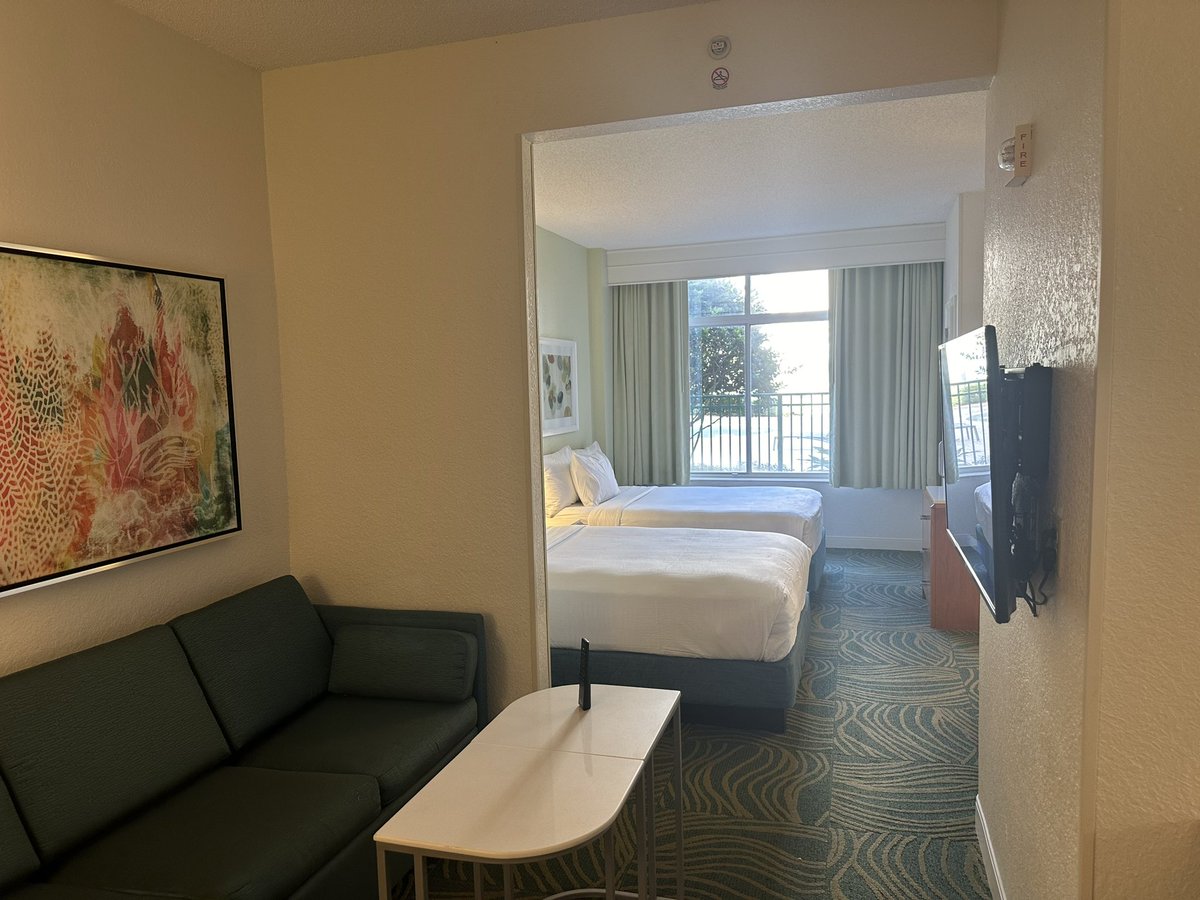 ChrisGriggs9's tweet photo. Suites for 2-3-4 Athletes comes with 

-High Speed Internet 
-Smart Flat Screen TV w/Cable ( 3-4 Athlete suites have 2) 
-Mini Fridge &amp; Microwave https://t.co/rFZsyxphDY
