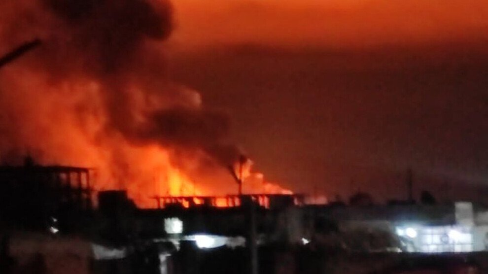 Defend_Kurd's tweet photo. +++ EIL +++
Türkische Luftwaffe bombardiert #Rojava!!!
Seit Samstagabend kommt es zu Angriffen auf zivile Infrastruktur und Siedlungsgebiete. Getroffen wurden ein Kraftwerk sowie Ölraffinerie.
#NoFlyZone4Rojava https://t.co/zJ93vlFUKp