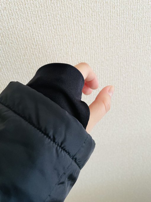 中二病だから指だけ出るタイプの服ちょっとテンション上がる 