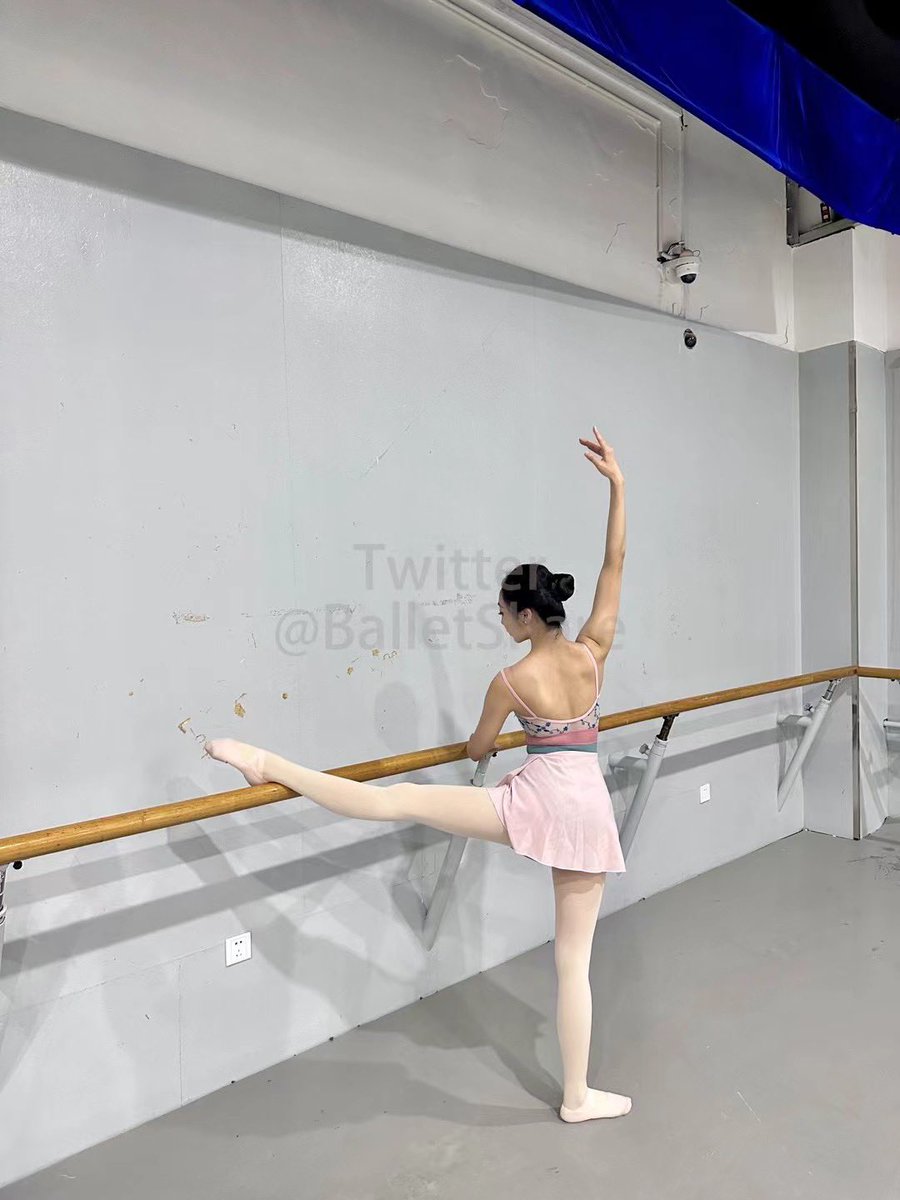 西安音乐学院芭蕾专业小姐姐
身材长相功底气质一级棒
照片148张视频20分钟共3.3GB
需要的可以来咨询啦