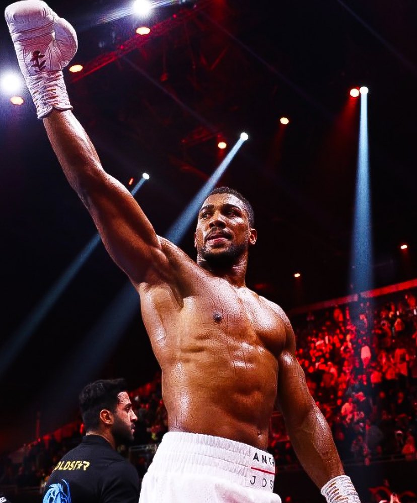 VoiceOfFootbal's tweet image. Joshua sobrepasa ante Wallin que en el 5º asalto se rendiría y le daba el combate al Ingles mientras que Wilder cayó ante un gran Parker que supo llevar el combate donde lo queria 🥊🔥 #Joshua #Wallin #Wilder #Parker #Boxeo