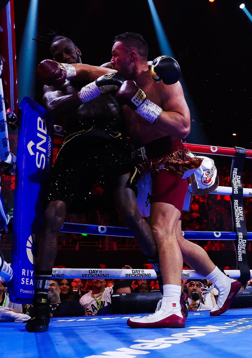 VoiceOfFootbal's tweet image. Joshua sobrepasa ante Wallin que en el 5º asalto se rendiría y le daba el combate al Ingles mientras que Wilder cayó ante un gran Parker que supo llevar el combate donde lo queria 🥊🔥 #Joshua #Wallin #Wilder #Parker #Boxeo