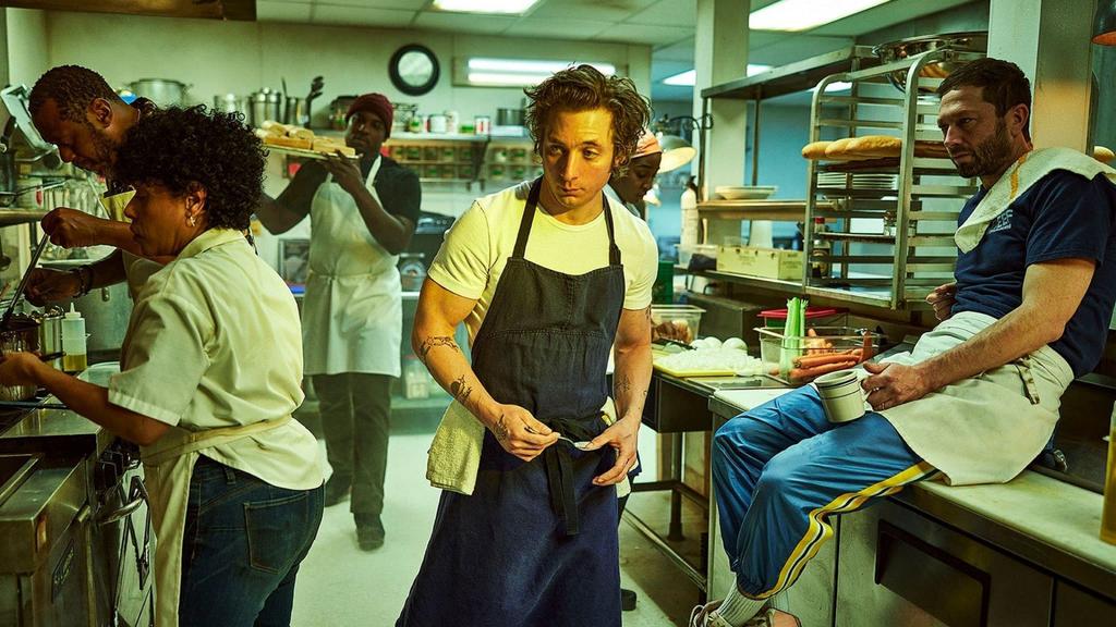 CuatraEspada's tweet image. The Bear. ✅️
Great first season. Loved the high intensity and chaos in the kitchen. Loved the cast as well. 

9/10