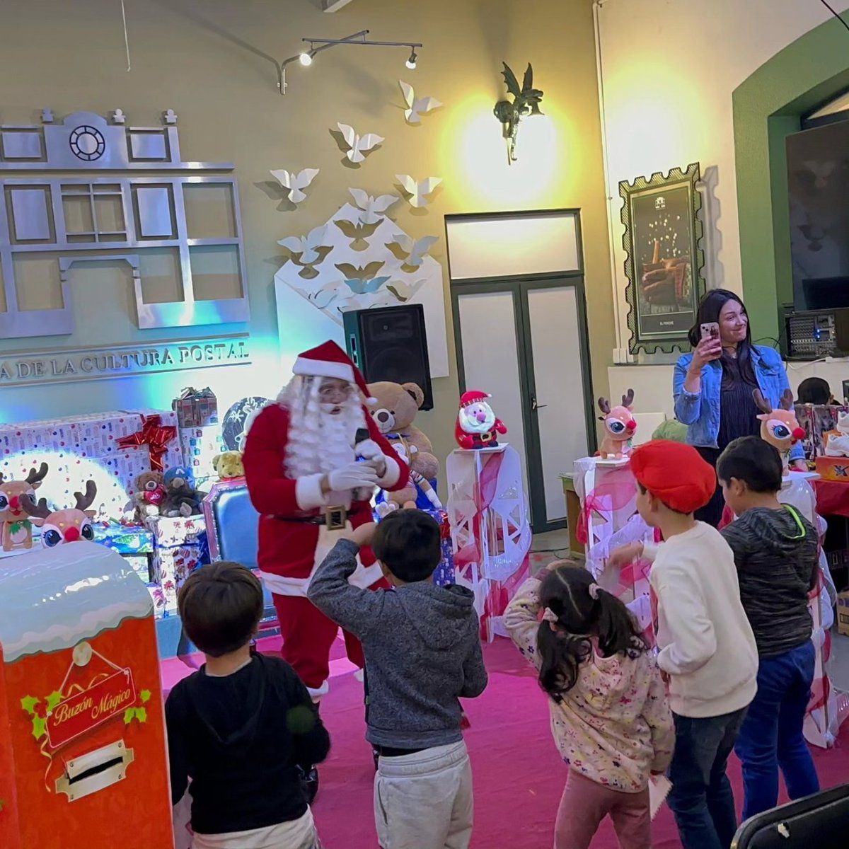 Último día de la visita de Santa Claus 🎅 en "La Casa de la Cultura Postal"

Tenemos muchos visitantes hoy... 🎄

#casaculturapostal 
#cdmx 
#navidad