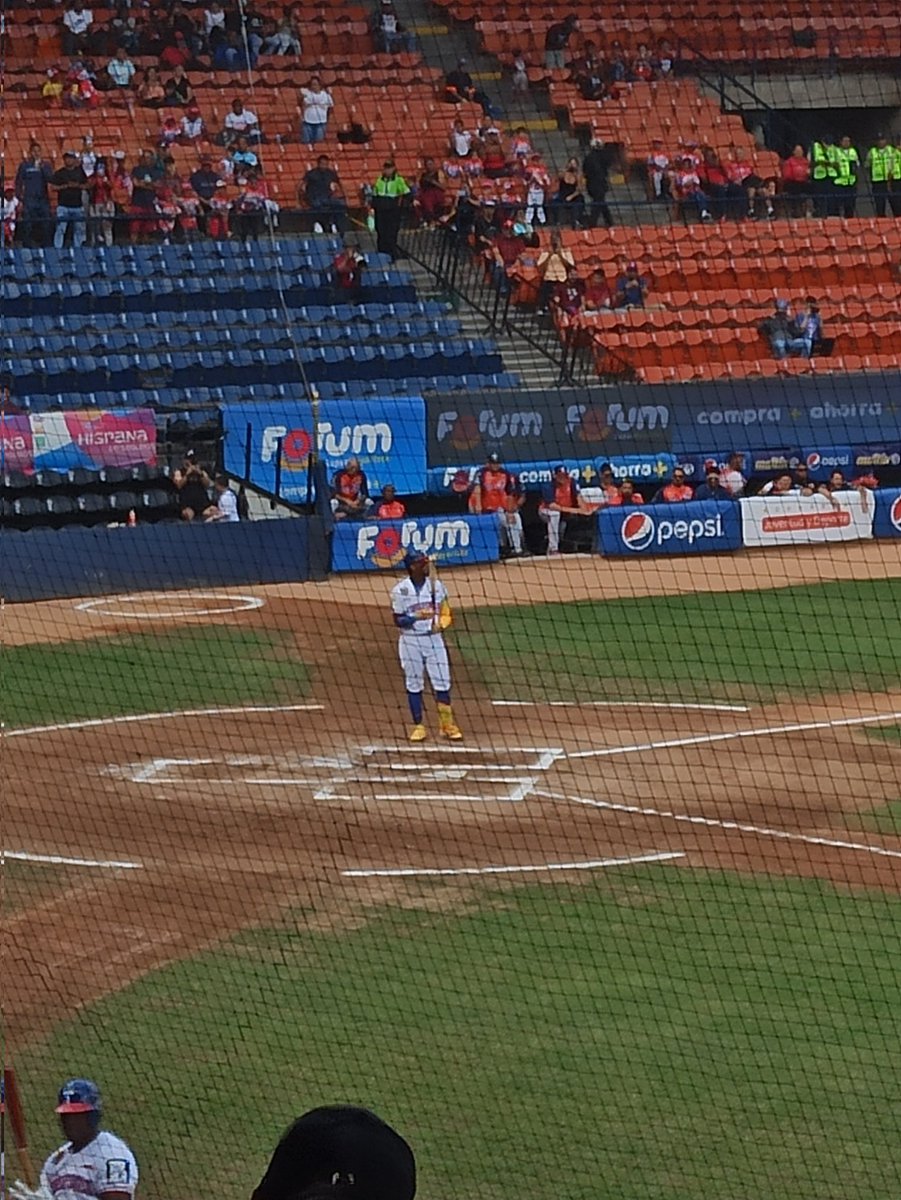 AlejandroSauceN's tweet image. Fuí al juego hoy... A pesar que @ronaldacunajr24 recibió un boleto y no bateó, esa es su posición en turno al bate con #LG #Rocchio y #Mikael se embasaron en sus tres primeros  turnos. Fueron seis BB. Luego, ambos conectaron... Esos tres, siempre ahí. Y después sigue la leña🪵