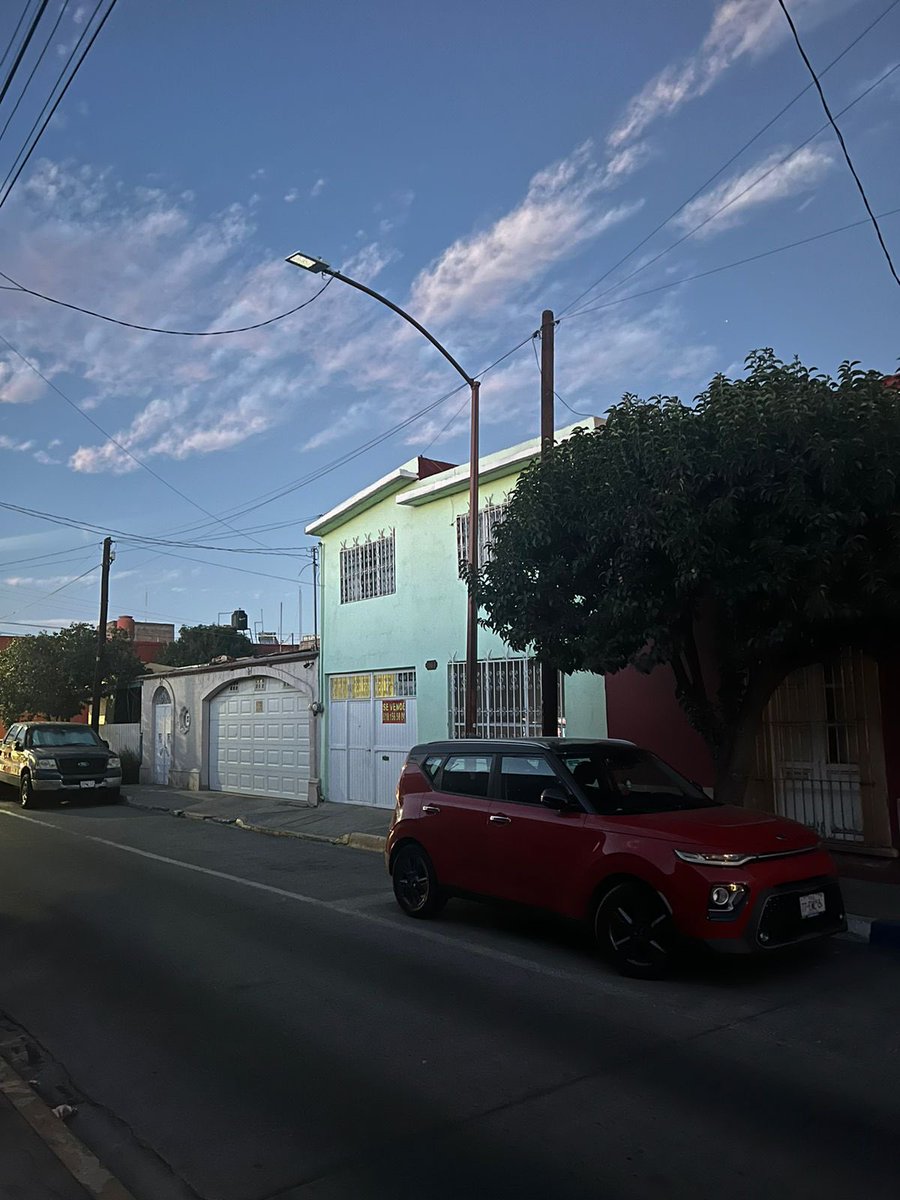 PepAvina's tweet photo. Buenas tardes, quiero reportar una lámpara que dejó de funcionar en la calle Zarco, entre calle Pereyra y el Elorreaga. Tiene días fundida, lo que provoca inseguridad para los vecinos, así como para los que transitan por esta calle por la noche. @josejoseantonio @spublicos_dgo https://t.co/KRdmgnIt3Y