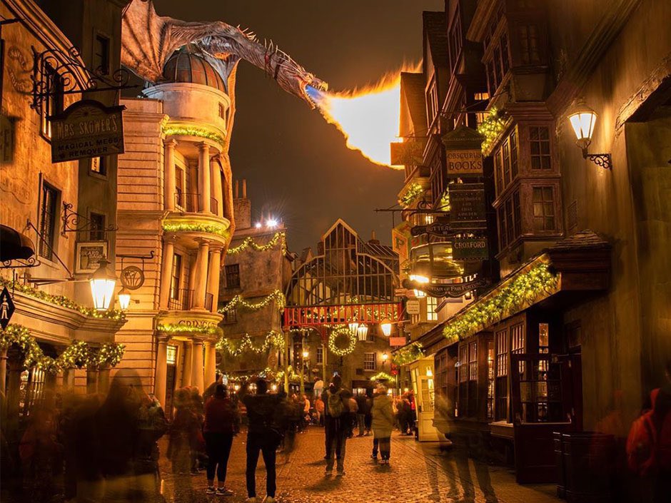 HPotterUniverse's tweet photo. Diagon Alley is decorated for Christmas at the Wizarding World of Harry Potter in Florida! 🎄✨ https://t.co/LFQIZdyQJk