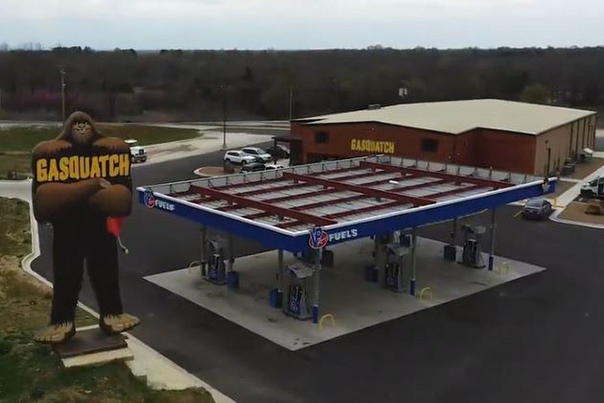 _claypot's tweet photo. learned today that oklahoma’s equivalent of wawa or buc-ee’s is a bigfoot-themed gas station called “gasquatch”

learned this after getting jumpscared by a sign with glowing eyes driving there tonight https://t.co/E0sXI8TiI3