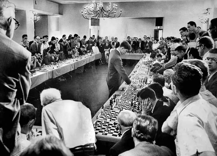 O prodígio do xadrez Bobby Fisher jogou contra 50 oponentes simultaneamente em 1964.