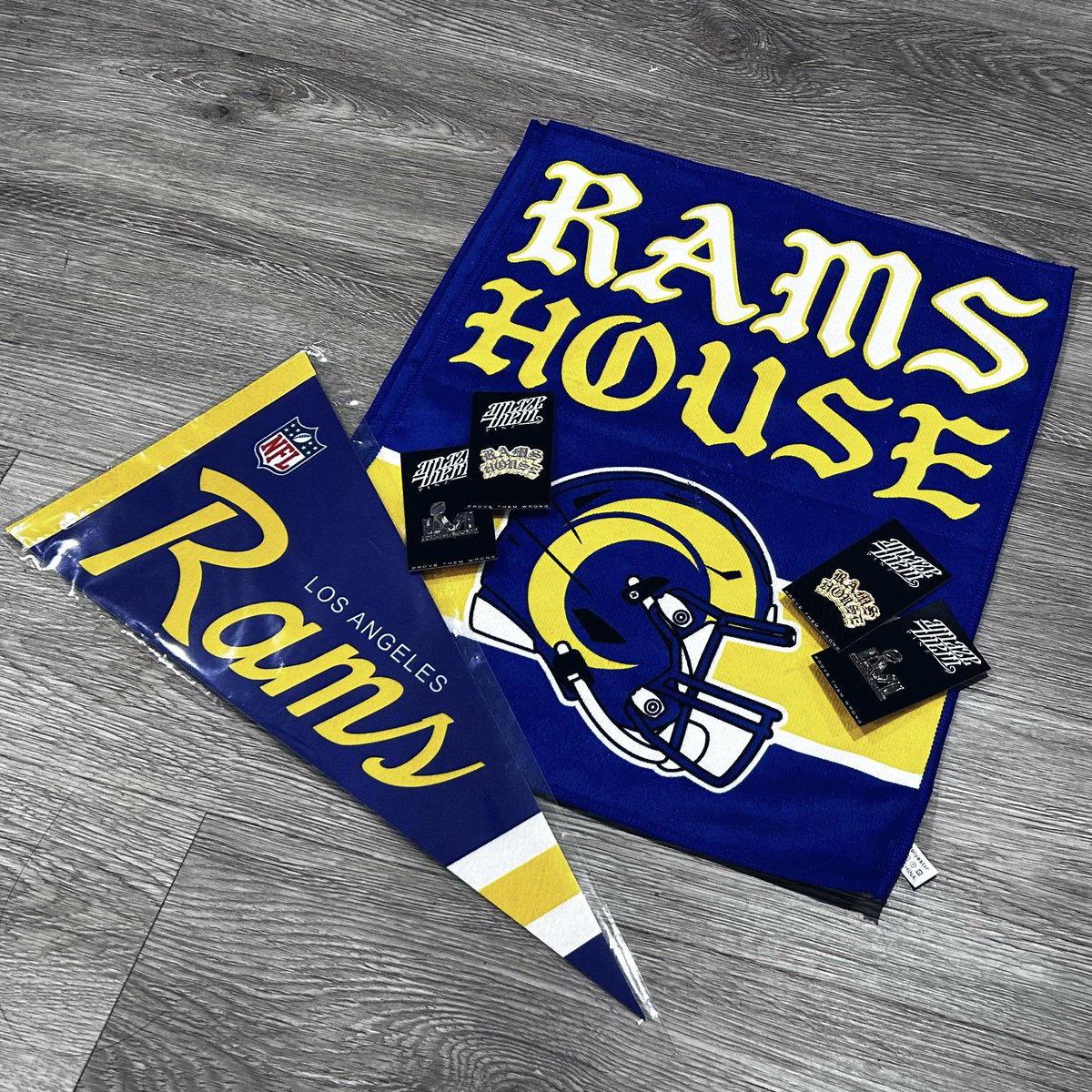 vinceayg_'s tweet image. Who needs this bundle sent to them ? 

2 Rally Towels + 2 Beautiful pins + 1 Pennant ✨

•Like and Repost
•Tag a friend to share the towel and pin 😏

#ProBowlVote | @AsapPuka